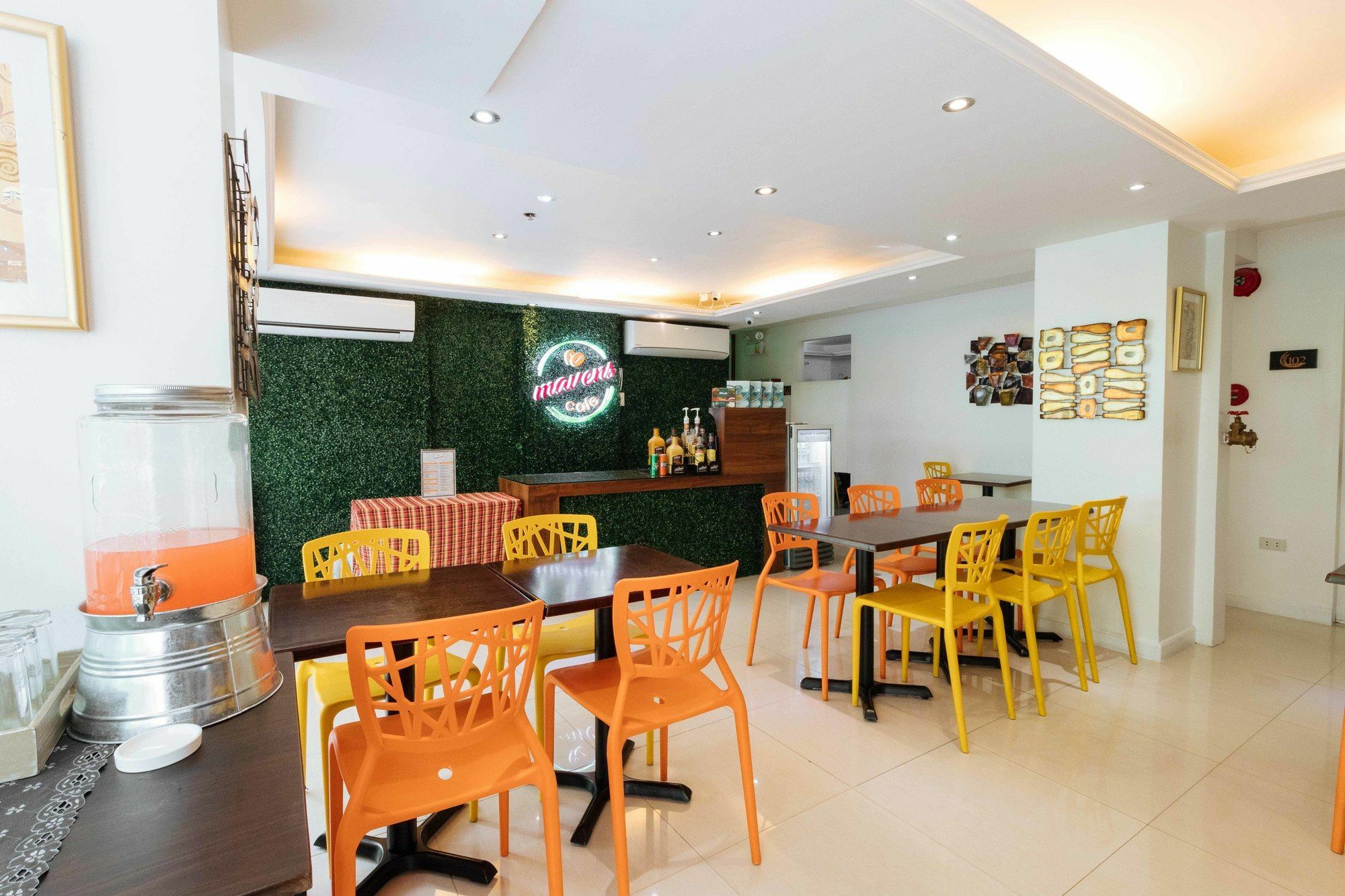 Reddoorz Plus @ Poblacion Makati Makati City Bagian luar foto