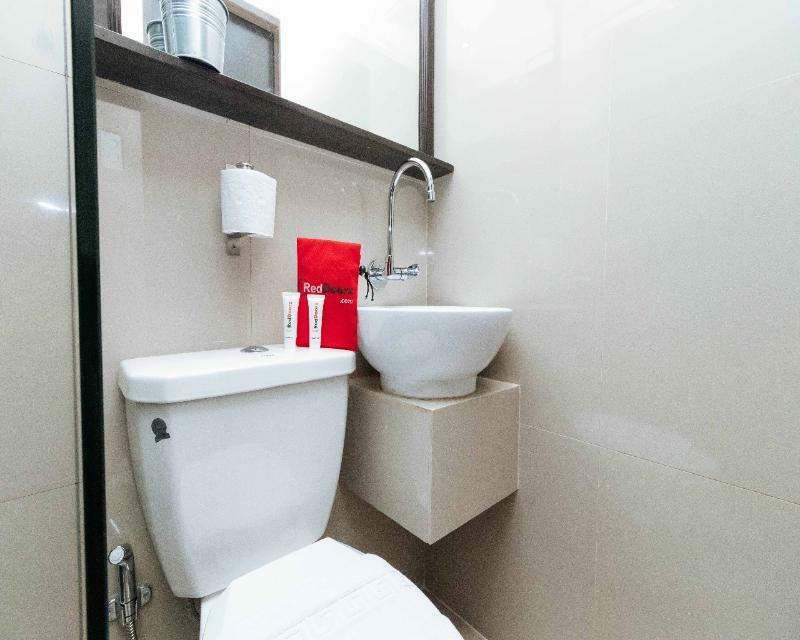 Reddoorz Plus @ Poblacion Makati Makati City Bagian luar foto